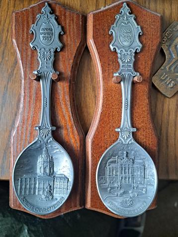 Vintage lepels op houten bordjes beschikbaar voor biedingen
