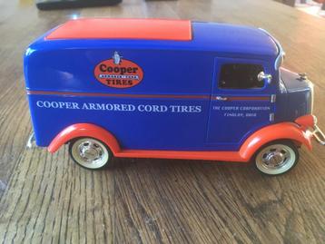 Studebaker 1938 Van Cooper Tires - spaarpot - USA