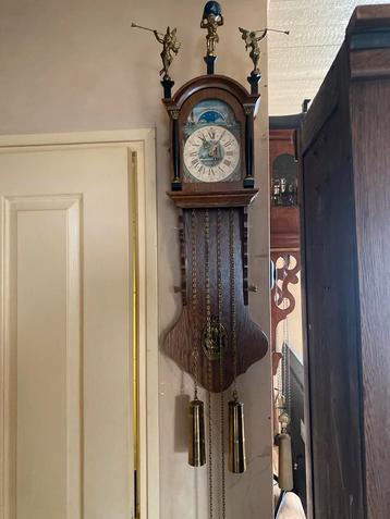 Antieke Friese Staartklok met Atlas en Engelen beschikbaar voor biedingen