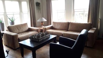 zwarte salontafel / uit oud teak beschikbaar voor biedingen