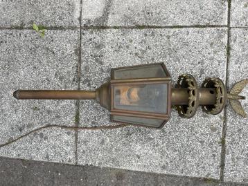 Antieke koperen lamp beschikbaar voor biedingen