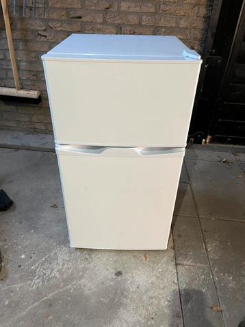 Kleine tafelmodel koelvriescombinatie. beschikbaar voor biedingen