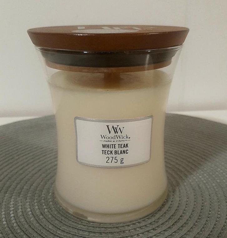 WoodWick White Teak geurkaars. Nieuw., Huis en Inrichting, Woonaccessoires | Kandelaars en Kaarsen, Nieuw, Minder dan 25 cm, Overige materialen