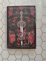 The Shadows Between Us - Hardcover, Ophalen of Verzenden, Zo goed als nieuw, Tricia Levenseller
