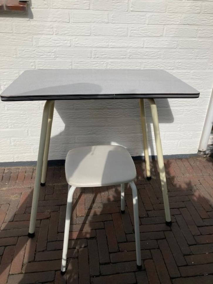 Tafeltje+krukje, vintage witte set, Huis en Inrichting, Tafels | Bijzettafels, Gebruikt, Rechthoekig, 60 cm of meer, 75 cm of meer