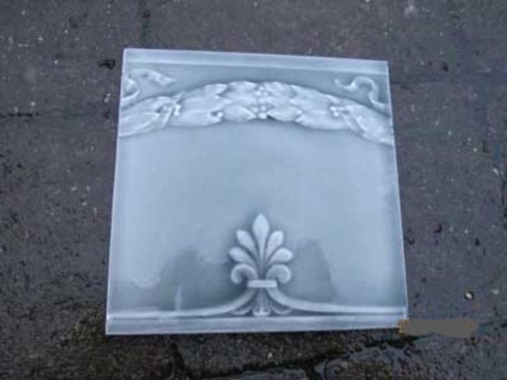9 Art nouveau wandtegels warme tint grijs in relief 135 cm, Antiek en Kunst, Antiek | Wandborden en Tegels, Ophalen