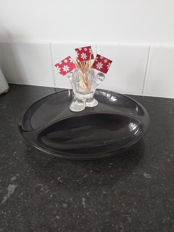 Leuke hapjesschaal snackschaal 3 vaks  schaal. Sateprikkers, Huis en Inrichting, Woonaccessoires | Stolpen, Zo goed als nieuw