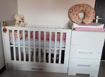 Mooi wit baby bed met commode en matras  beschikbaar voor biedingen