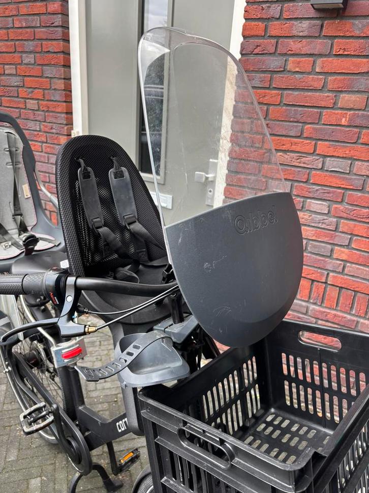 Qibbel Voorzitje Zwart met Scherm, Fietsen en Brommers, Fietsaccessoires | Fietsstoeltjes, Gebruikt, Voorzitje, 9 t/m 18 kg, Voetsteuntjes