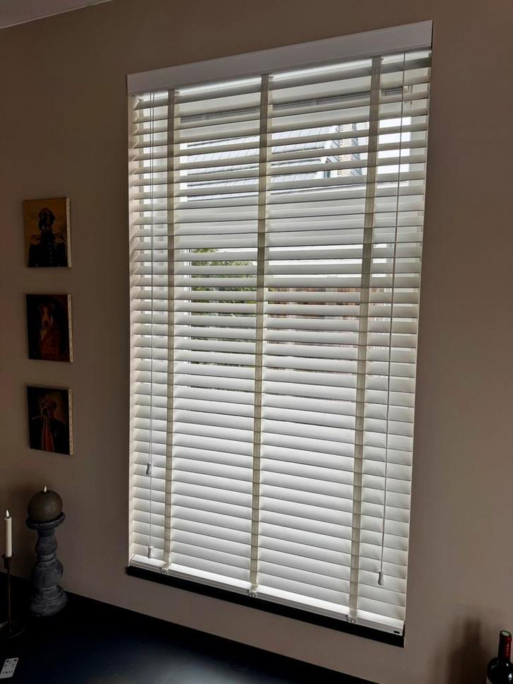 Witte, brede houten jalouzie met ladderband, Huis en Inrichting, Stoffering | Gordijnen en Lamellen, Gebruikt, 150 tot 200 cm