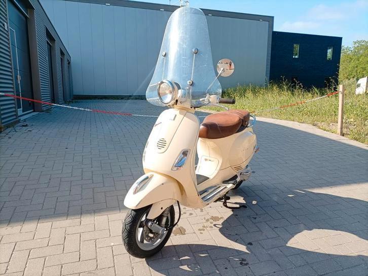 Vespa lxv 2t bj 2010 start en rijdt goed, Fietsen en Brommers, Scooters | Vespa, Gebruikt, Vespa LXV, Maximaal 25 km/u, Benzine
