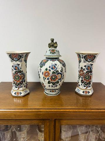 Mooi groot Delfts Polychroom Kaststel 3x vazen nr 449/450 beschikbaar voor biedingen