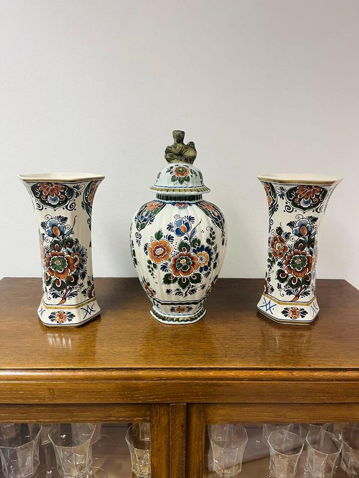 Mooi groot Delfts Polychroom Kaststel 3x vazen nr 449/450, Antiek en Kunst, Antiek | Vazen, Ophalen of Verzenden