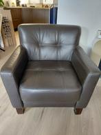 Bruine leren fauteuil met beschadigingen, Ophalen, Gebruikt, Modern, 50 tot 75 cm