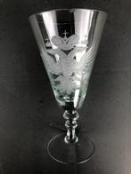 Geslepen gegraveerd wijnglas, Antiek en Kunst, Antiek | Glas en Kristal, Ophalen of Verzenden
