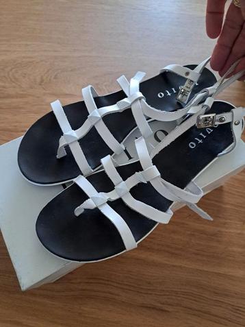Invito WIT leren Sandalen mt 42( past 41) 1x gedragen beschikbaar voor biedingen