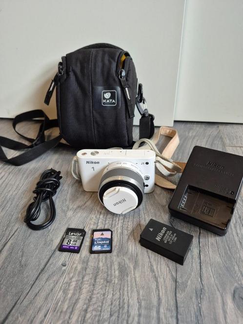 Nikon 1 J1 systeemcamera | wit + Nikkor 10-30mm Lens & Meer, Audio, Tv en Foto, Fotocamera's Digitaal, Zo goed als nieuw, Compact