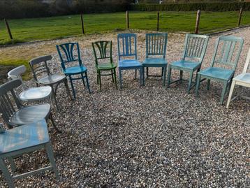 11 gekleurde stoelen hoge kwaliteit beschikbaar voor biedingen