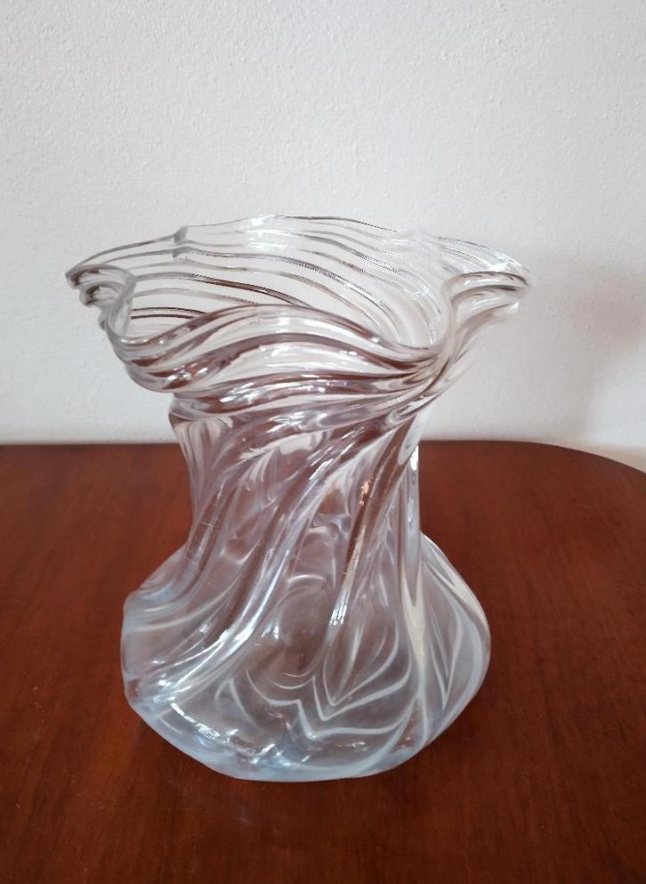 Vaas , gedraaid glas, swirl glass, geslepen pontil, Huis en Inrichting, Woonaccessoires | Vazen, Gebruikt, Overige kleuren, Minder dan 50 cm