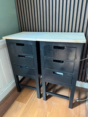 2 nachtkastjes/sidetable met lades beschikbaar voor biedingen