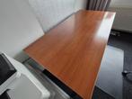 Bureau (instelbaar) met kunststof kersen design blad 160x80, Ophalen, In hoogte verstelbaar, Gebruikt, Bureau
