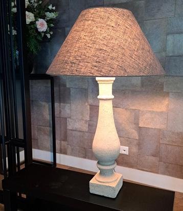 Zandkleurige lamp incl taupe kleurige kap 2x beschikbaar voor biedingen