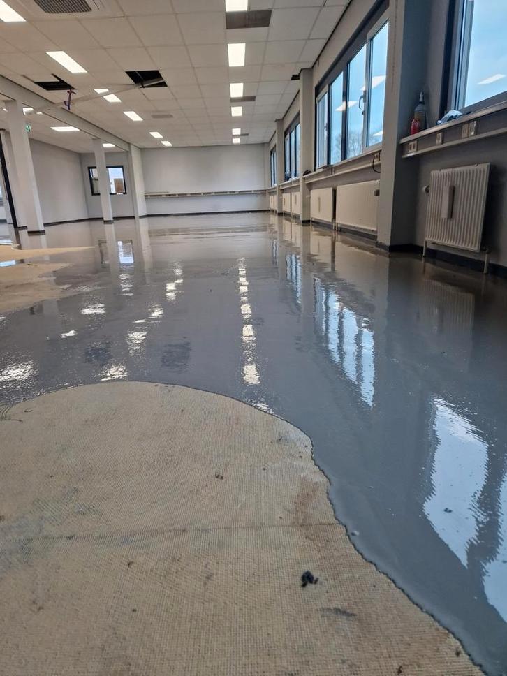 egaliseren van vloeren, Huis en Inrichting, Stoffering | Vloerbedekking, Nieuw, Parket, Grijs, 75 m² of meer, Ophalen