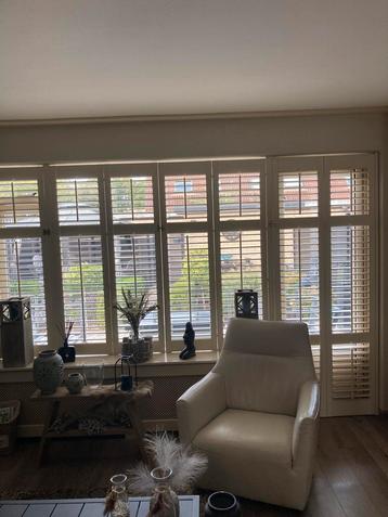 Super mooie room witte raam schutters te koop aangeboden beschikbaar voor biedingen