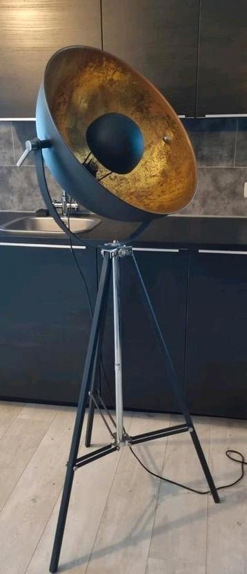 Sfeervolle zwart gouden vloerlamp beschikbaar voor biedingen