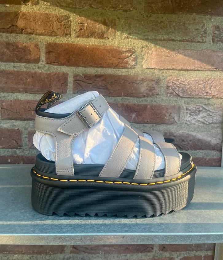 Dr. Martens Blaire Quad platform sandalen maat 38 en 39, Kleding | Dames, Schoenen, Nieuw, Sandalen of Muiltjes, Grijs, Ophalen of Verzenden