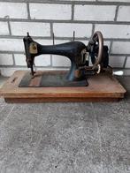 Antieke hand naaimachine, Ophalen