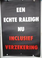 Poster Raleigh Fietsen Een Echte Raleigh Verzekering, Verzamelen, Rechthoekig Staand, Verzenden, Zo goed als nieuw, A1 t/m A3