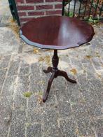 Donker noten wijntafel met geschulpt blad., Ophalen of Verzenden