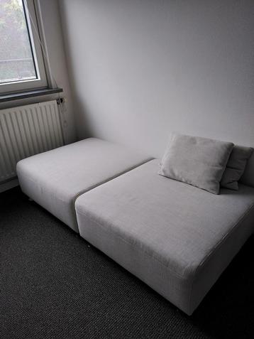 2 off white poef kan tevens als bank gebruikt worden 