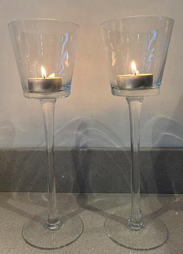 Glazen kandelaars beschikbaar voor biedingen