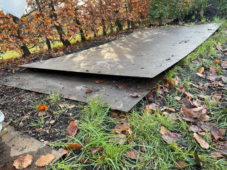 2 stalen rijplaten circa 1.5m x 2.8m, Doe-het-zelf en Verbouw, Metalen, Gebruikt, IJzer, Ophalen