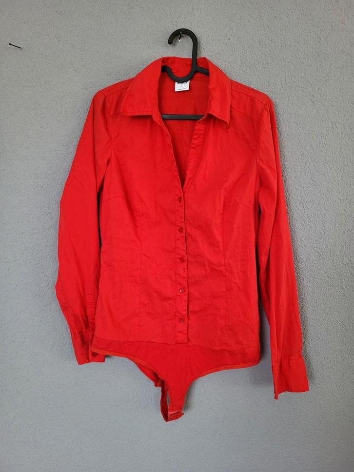 Omoda blouse bodysuit maat M, Kleding | Dames, Blouses en Tunieken, Zo goed als nieuw, Maat 38/40 (M), Rood, Verzenden