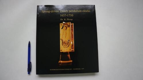 Boek over antieke klokken Dutch pendulum 1657 - 1710, Antiek en Kunst, Antiek | Klokken, Ophalen of Verzenden
