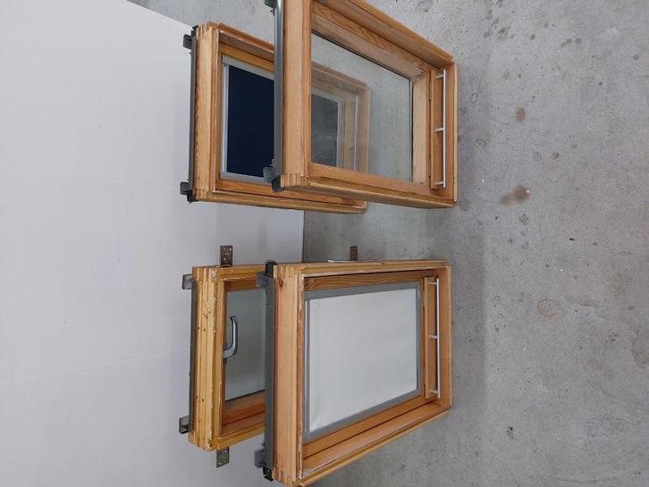 Velux  en Fakro 55 x 78 cm., Doe-het-zelf en Verbouw, Deuren en Horren, Zo goed als nieuw, Overige typen, Minder dan 200 cm, Hout