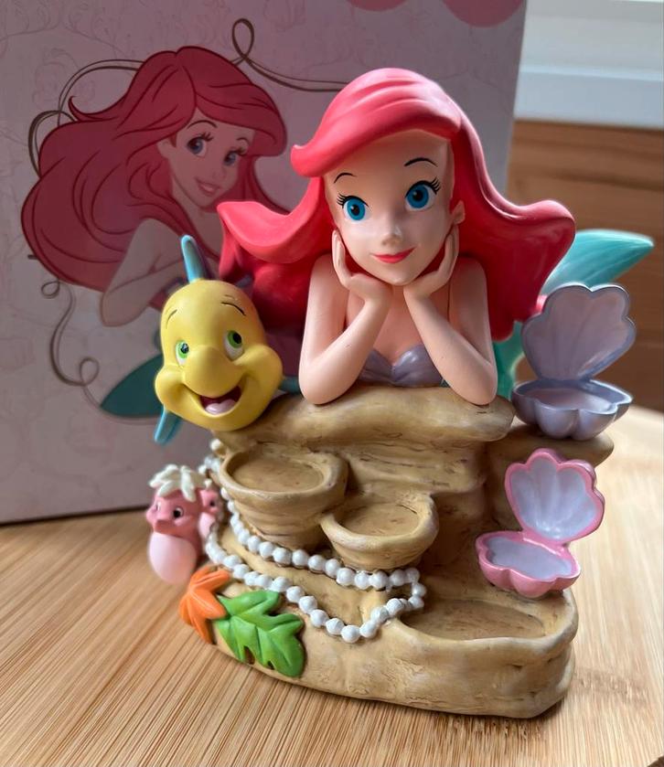 Ariel beeldje met botje, Verzamelen, Disney, Zo goed als nieuw, Beeldje of Figuurtje, Pocahontas of Kl. Zeemeermin, Ophalen of Verzenden