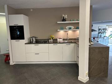 Opheffingsuitverkoop! Hoogglans witte keuken met Dekton blad beschikbaar voor biedingen