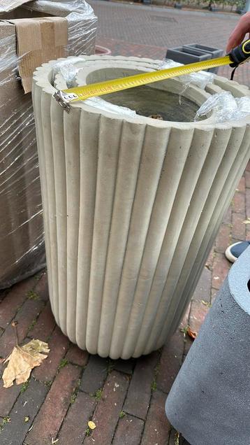 Supergave grote taupe lichtgroen kleurige buiten bloembak beschikbaar voor biedingen