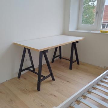 Bureau van 140x70cm met ladekastje beschikbaar voor biedingen