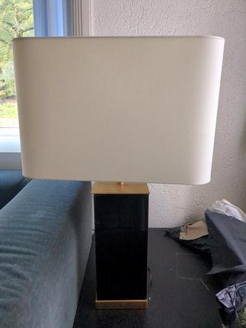 Moderne zwarte lamp met gouden details beschikbaar voor biedingen