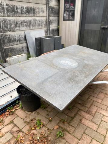 Stenen buitentafel beschikbaar voor biedingen