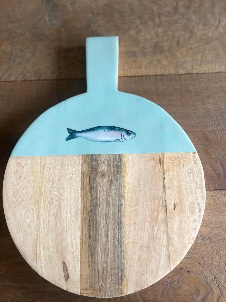 Nieuwe ronde houten serveerplank doorsnede 30 cm. met vis., Huis en Inrichting, Keuken | Servies, Zo goed als nieuw, Schaal of Schalen