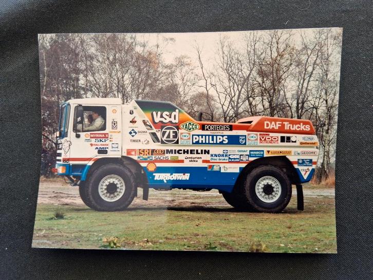 persfoto kleur DAF 95 X1 met Jan de Rooij Paris Dakar 1988, Verzamelen, Automerken, Motoren en Formule 1, Zo goed als nieuw, Auto's