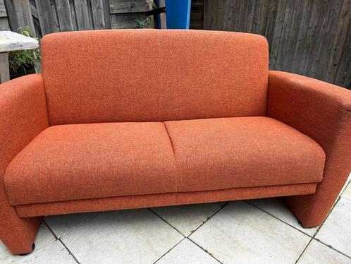 Montel 2-zits bank (136x76x80cm), terracotta stof bekleed, Huis en Inrichting, Banken | Bankstellen, Gebruikt, Rechte bank, Tweepersoons