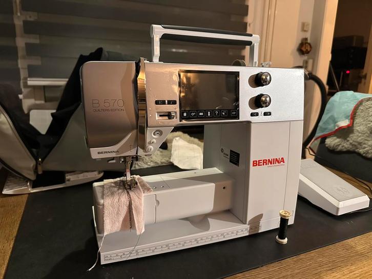 Bernina 570 QE - NIEUWSTAAT + TOEBEHOREN, Hobby en Vrije tijd, Naaimachines en Toebehoren, Zo goed als nieuw, Naaimachine, Bernina