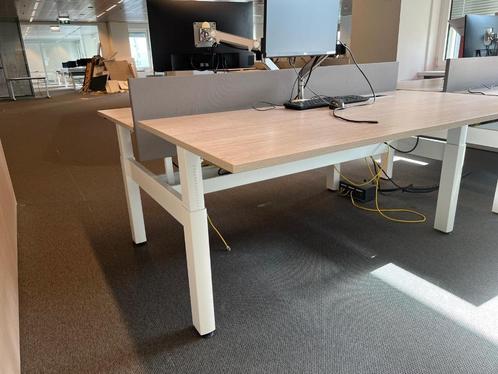 Ahrend-duo bureau slinger/monitor arm/stopcontact/scheidwand, Huis en Inrichting, Bureaus, Gebruikt, In hoogte verstelbaar, Ophalen of Verzenden
